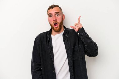 Beyaz arka planda izole genç beyaz adam bir fikri, ilham konsepti var.