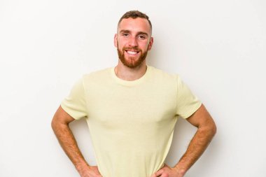 Beyaz arka planda izole edilmiş beyaz bir adam. Kendine güveniyor. Kalçaları tutuyor..