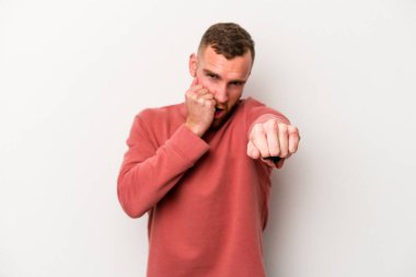 Beyaz arka planda izole olmuş genç beyaz bir adam bir tartışma yüzünden yumruk atıyor, sinirleniyor, kavga ediyor, boks yapıyor..