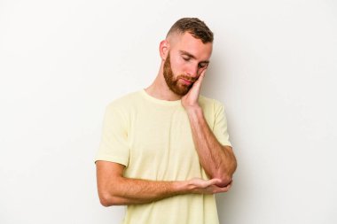 Beyaz arka planda izole edilmiş, sıkılmış, yorgun ve dinlenmeye ihtiyacı olan genç beyaz bir adam..