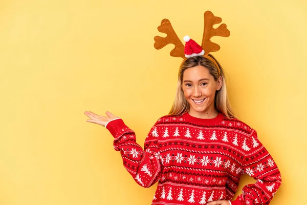 Young Caucasian Woman Wearing Christmas Reindeer Hat Isolated Beige Background — Stock Photo, Image