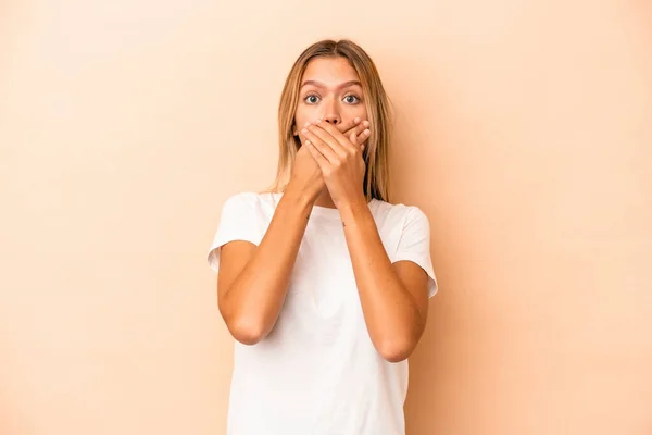 Jeune Femme Caucasienne Isolée Sur Fond Beige Choquée Couvrant Bouche — Photo