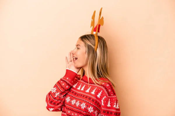 Young Caucasian Woman Wearing Christmas Reindeer Hat Isolated Beige Background — Photo
