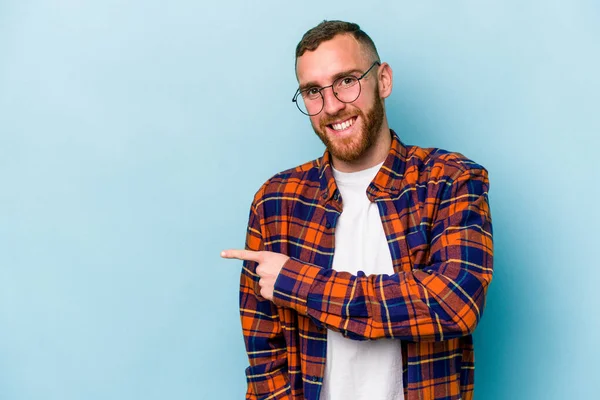 Young Caucasian Man Isolated Blue Background Smiling Pointing Aside Showing — Stock Photo, Image