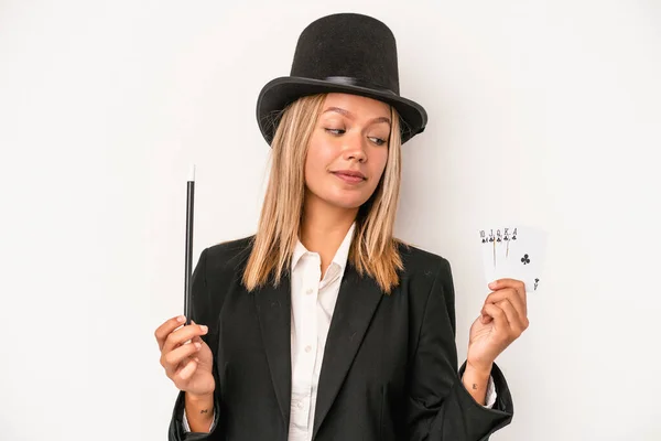 Young Caucasian Wizard Woman Holding Wand Magic Cards Isolated White — Stockfoto