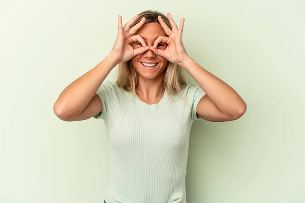 Ung Kaukasisk Kvinna Isolerad Grön Bakgrund Visar Okej Tecken Över — Stockfoto