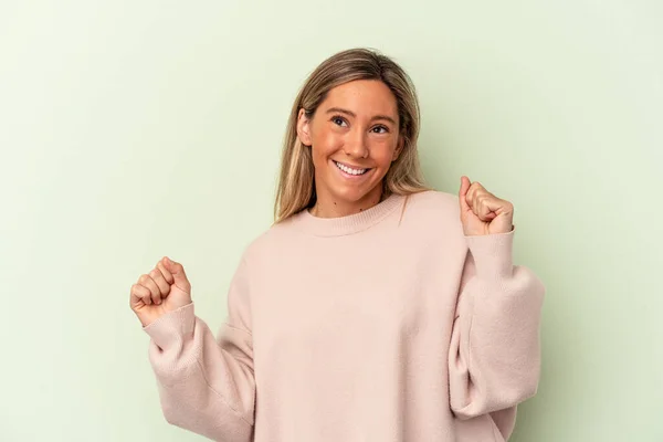 Jonge Kaukasische Vrouw Geïsoleerd Groene Achtergrond Dansen Plezier Hebben — Stockfoto