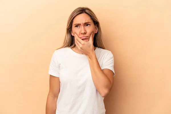 若い白人女性は強い歯の痛み 臼歯痛を持つベージュの背景に隔離されました — ストック写真