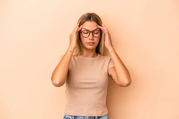 Ung Kaukasisk Kvinna Isolerad Beige Bakgrund Vidröra Tempel Och Huvudvärk — Stockfoto