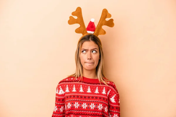 Young Caucasian Woman Wearing Christmas Reindeer Hat Isolated Beige Background — 스톡 사진