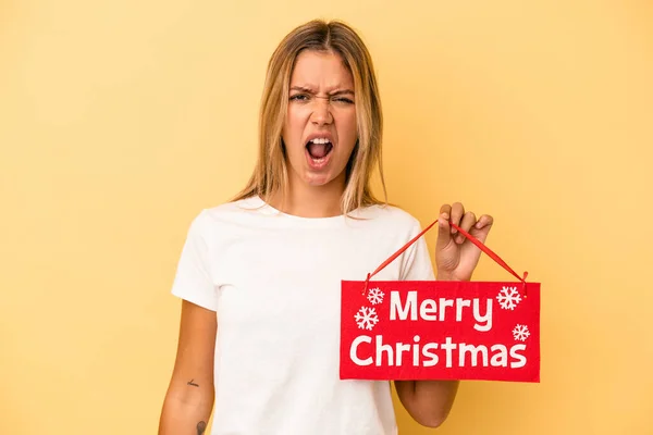 Mladá Běloška Drží Veselý Vánoční Plakát Izolované Žlutém Pozadí Křičí — Stock fotografie