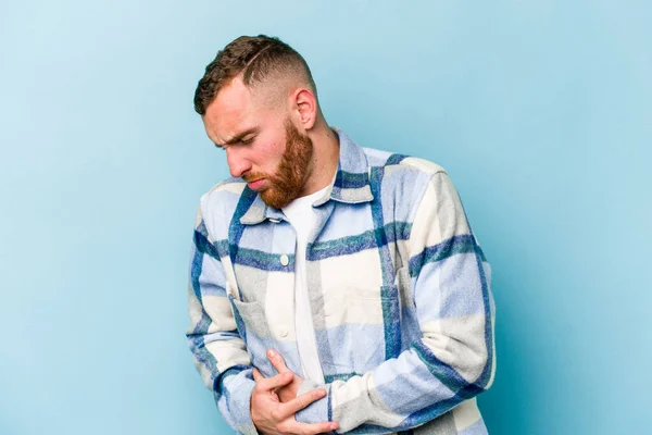 Jonge Blanke Man Geïsoleerd Blauwe Achtergrond Met Leverpijn Maagpijn — Stockfoto