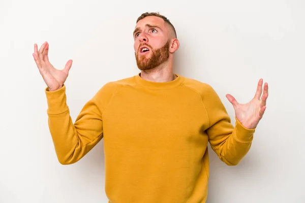 Young Caucasian Man Isolated White Background Screaming Sky Looking Frustrated — Stock Photo, Image