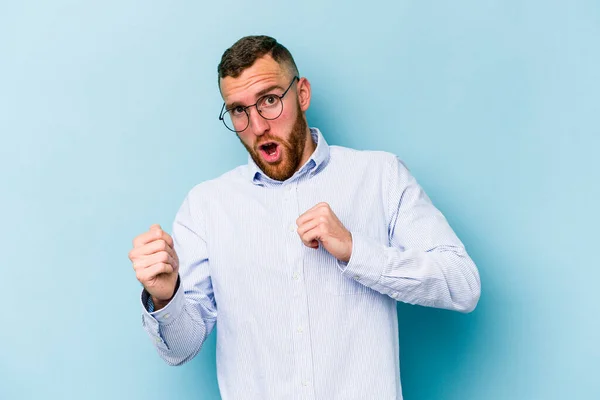 Young Caucasian Man Isolated Blue Background Surprised Pointing Finger Smiling — Stock Photo, Image