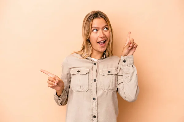 Mujer Caucásica Joven Aislada Sobre Fondo Beige Apuntando Diferentes Espacios — Foto de Stock