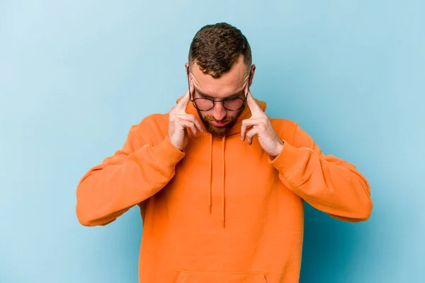 Young Caucasian Man Isolated Blue Background Touching Temples Having Headache — Stock Photo, Image