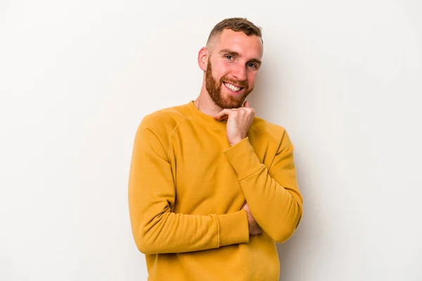 Joven Hombre Caucásico Aislado Sobre Fondo Blanco Sonriendo Feliz Confiado — Foto de Stock