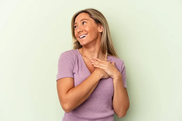 Jonge Blanke Vrouw Geïsoleerd Groene Achtergrond Lachen Houden Handen Het — Stockfoto