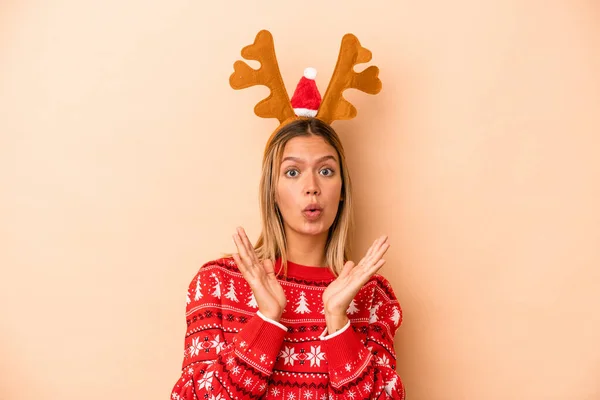 Young Caucasian Woman Wearing Christmas Reindeer Hat Isolated Beige Background — Stock fotografie