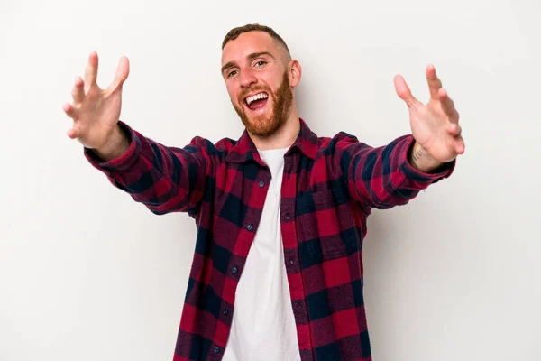 Giovane Uomo Caucasico Isolato Sfondo Bianco Che Celebra Una Vittoria — Foto Stock