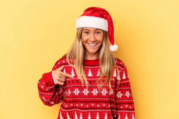 Ung Kaukasisk Kvinna Firar Jul Isolerad Gul Bakgrund Person Pekar — Stockfoto