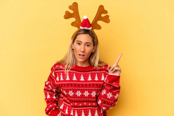 Young Caucasian Woman Wearing Christmas Reindeer Hat Isolated Beige Background — Photo