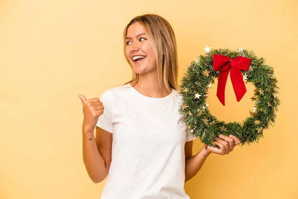Young Caucasian Woman Holding Christmas Wreath Isolated Yellow Background Points — Foto de Stock