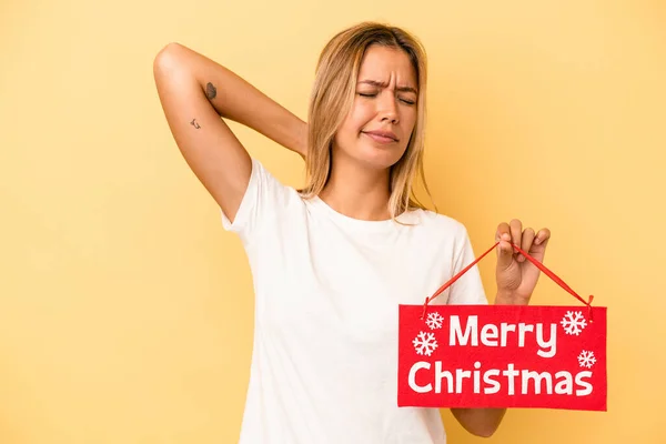 Junge Kaukasische Frau Mit Einem Fröhlichen Weihnachtsplakat Auf Gelbem Hintergrund — Stockfoto