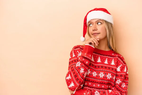 Young Caucasian Woman Celebrating Christmas Isolated Beige Background Looking Sideways — Photo