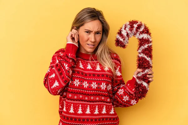 Joven Mujer Caucásica Sosteniendo Gran Palo Navidad Aislado Sobre Fondo — Foto de Stock