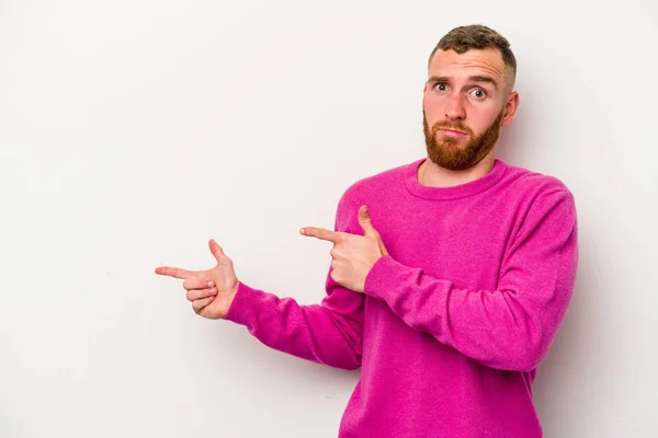 Jonge Blanke Man Geïsoleerd Witte Achtergrond Geschokt Wijzend Met Wijsvingers — Stockfoto