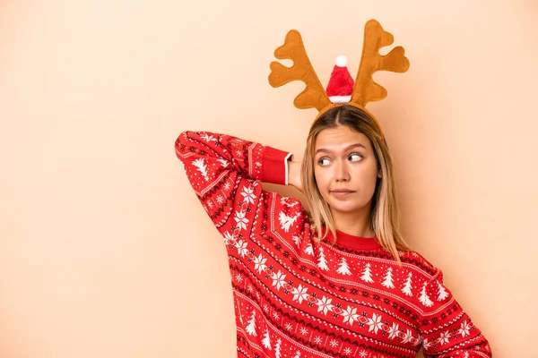 Young Caucasian Woman Wearing Christmas Reindeer Hat Isolated Beige Background — Foto de Stock
