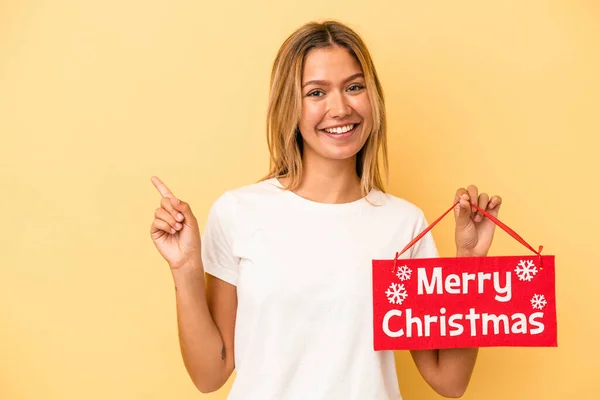 Mladá Běloška Drží Veselé Vánoční Plakáty Izolované Žlutém Pozadí Usmívá — Stock fotografie