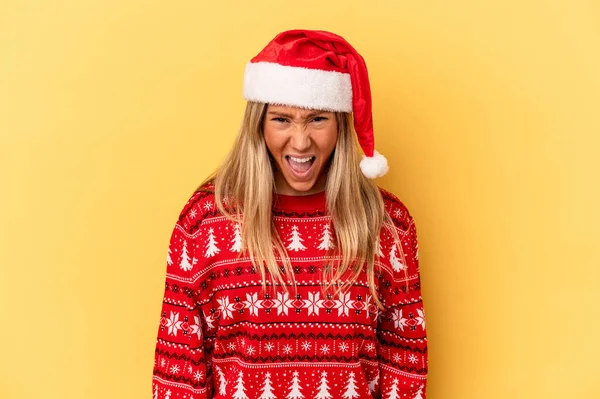 Jeune Femme Caucasienne Célébrant Noël Isolé Sur Fond Jaune Criant — Photo