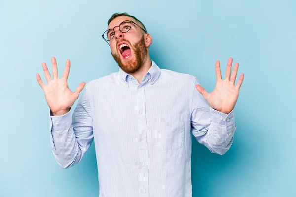 Young Caucasian Man Isolated Blue Background Screaming Sky Looking Frustrated — Stock Photo, Image