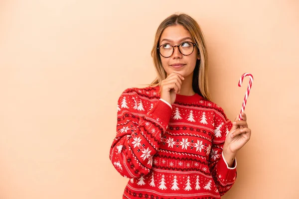 Young Caucasian Woman Holding Christmas Stick Isolated Beige Background Looking — 图库照片