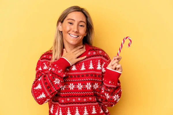 Joven Mujer Caucásica Sosteniendo Palo Navidad Aislado Sobre Fondo Amarillo —  Fotos de Stock