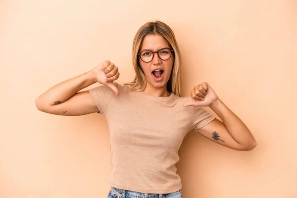 Jonge Kaukasische Vrouw Geïsoleerd Beige Achtergrond Voelt Trots Zelfvertrouwen Voorbeeld — Stockfoto