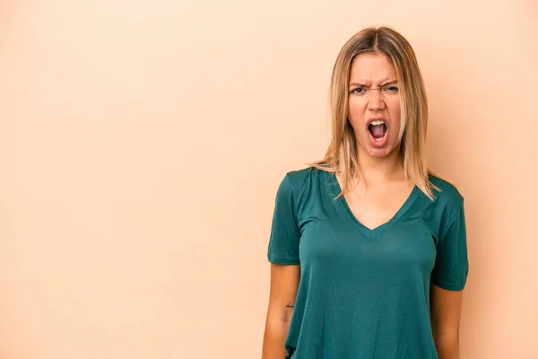 Giovane Donna Caucasica Isolata Sfondo Beige Urlando Molto Arrabbiato Concetto — Foto Stock