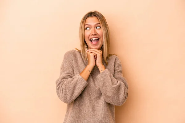 Joven Mujer Caucásica Aislada Sobre Fondo Beige Mantiene Las Manos — Foto de Stock