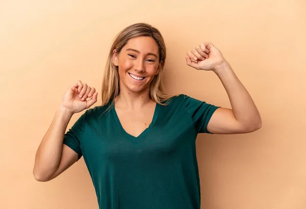 Mujer Caucásica Joven Aislada Sobre Fondo Beige Celebrando Día Especial —  Fotos de Stock