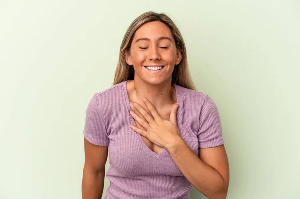 Jonge Kaukasische Vrouw Geïsoleerd Groene Achtergrond Lacht Uit Luid Houden — Stockfoto