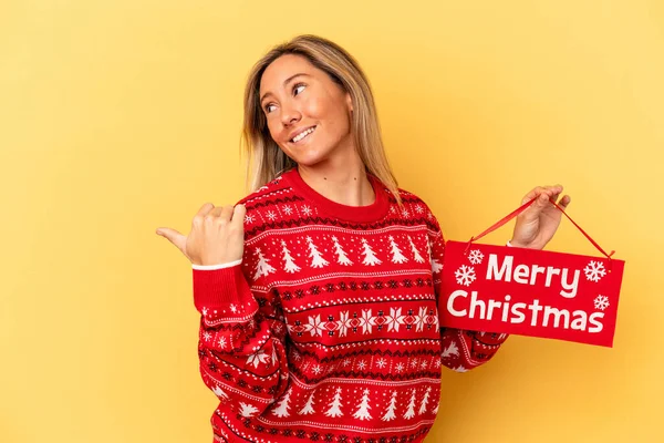 Молода Біла Жінка Тримає Веселий Різдвяний Плакат Ізольований Жовтих Точках — стокове фото