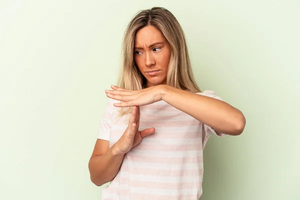 Jonge Blanke Vrouw Geïsoleerd Groene Achtergrond Met Een Time Out — Stockfoto