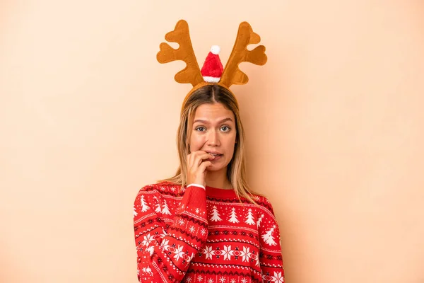 Young Caucasian Woman Wearing Christmas Reindeer Hat Isolated Beige Background — Foto de Stock