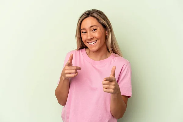 Mulher Branca Jovem Isolado Fundo Verde Apontando Para Frente Com — Fotografia de Stock