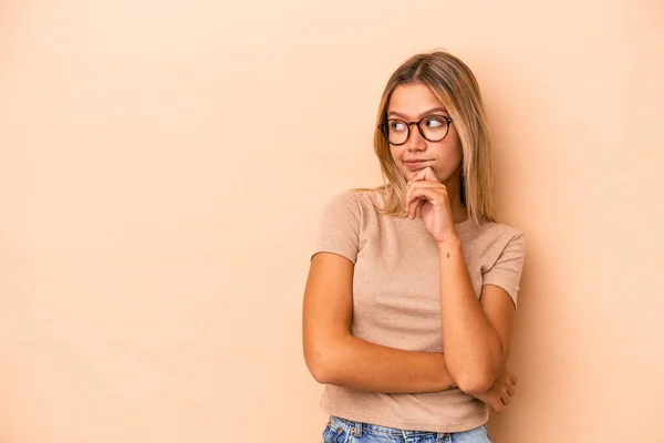 Mujer Joven Caucásica Aislada Sobre Fondo Beige Mirando Lado Con — Foto de Stock