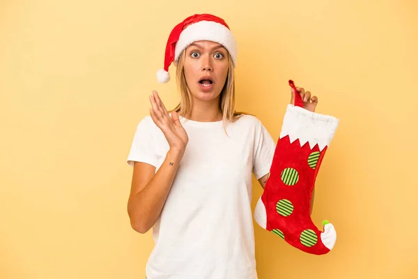 Mladá Běloška Žena Drží Elf Ponožka Izolované Žlutém Pozadí Překvapené — Stock fotografie
