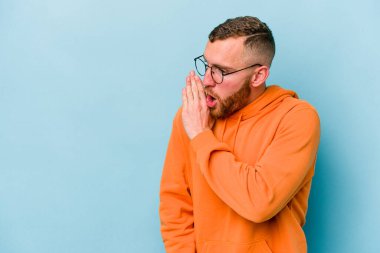 Kafkasyalı genç adam mavi arka planda izole edilmişti. Gördüğü bir şey yüzünden şok olmuştu..