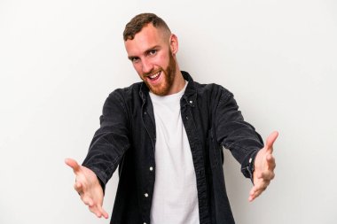 Beyaz arka planda izole edilmiş beyaz bir genç hoş bir ifade sergiliyor..